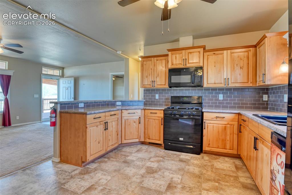 Image 9 of 50: Kitchen