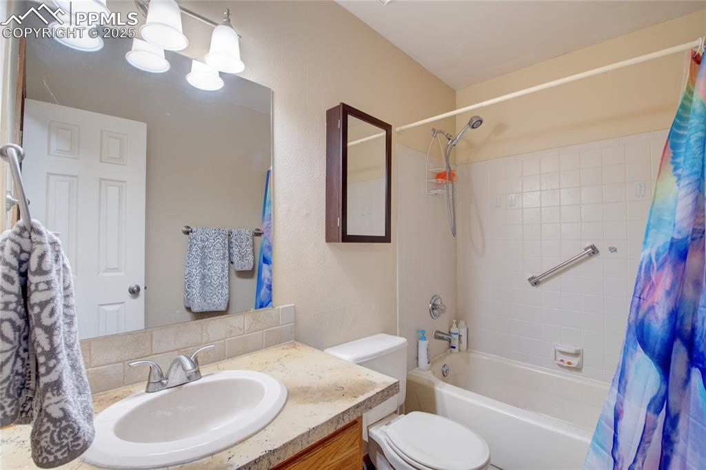 Image 29 of 38: Upper level full bathroom