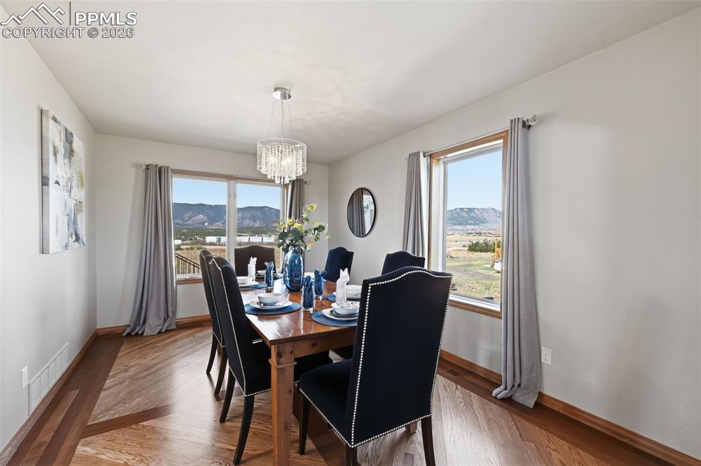 Image 20 of 50: Dining Area