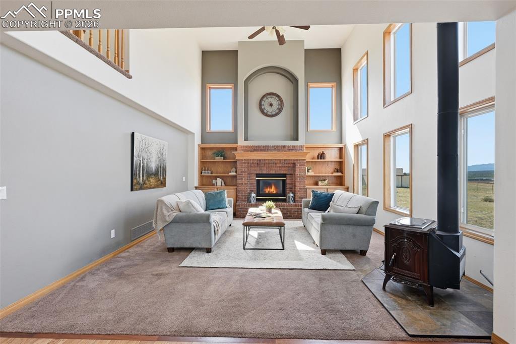 Image 27 of 50: Living Room