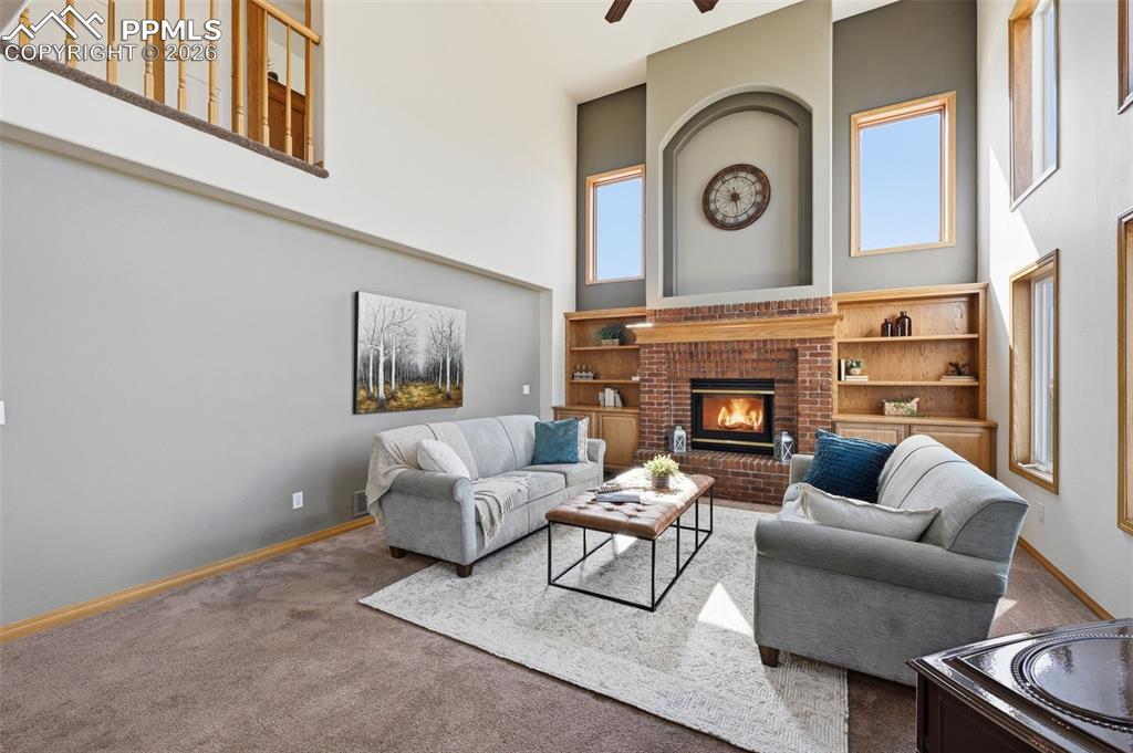 Image 28 of 50: Living Room