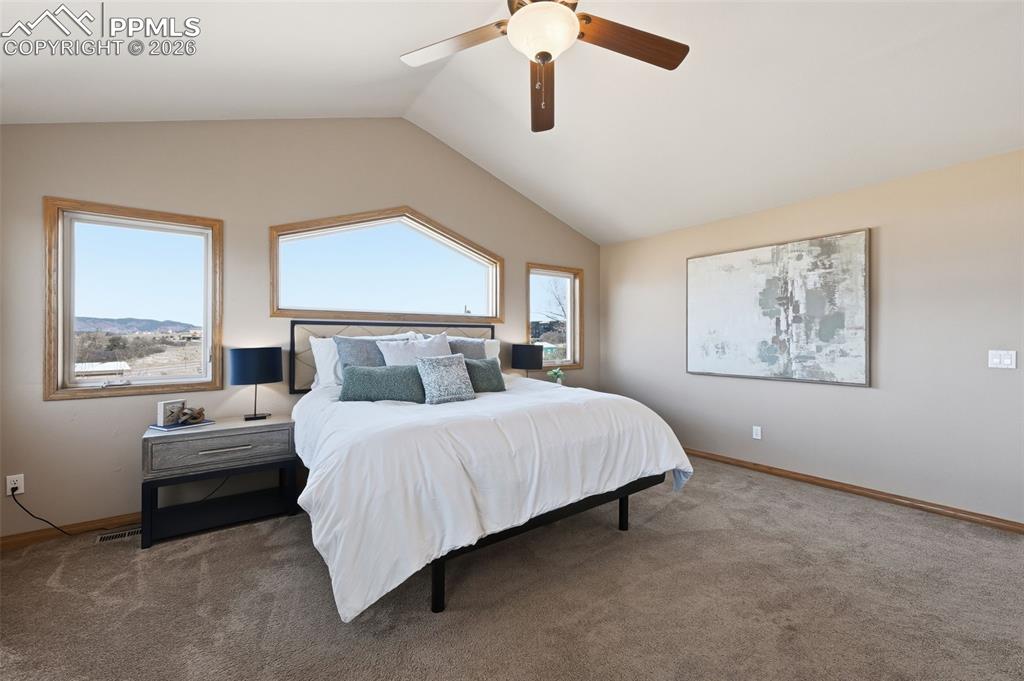 Image 35 of 50: Bedroom