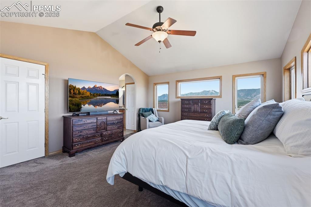 Image 36 of 50: Bedroom