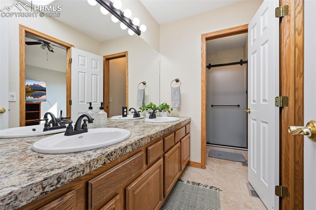 Image 41 of 50: Jack and Jill bath between bedrooms 2 and 3.