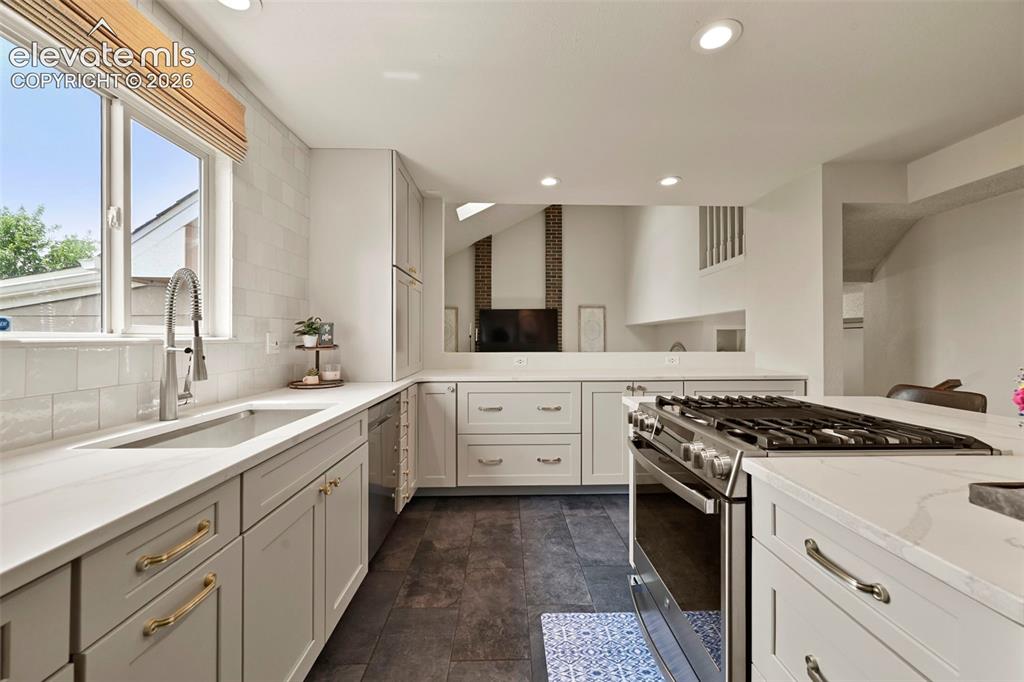 Image 15 of 48: Kitchen