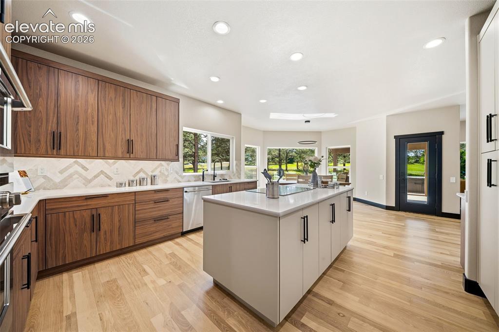 Image 14 of 46: Kitchen
