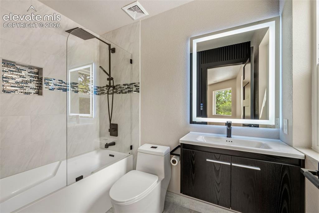 Image 26 of 46: All guest baths feature these types of finshes, floating vanities, deep soa