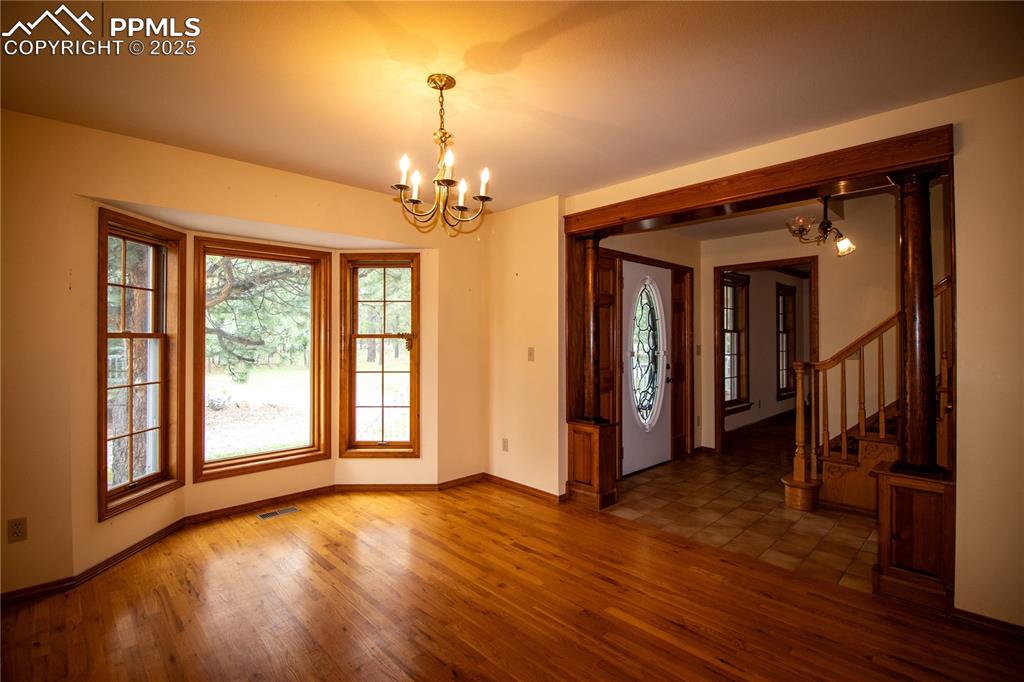 Image 13 of 34: Dining Area
