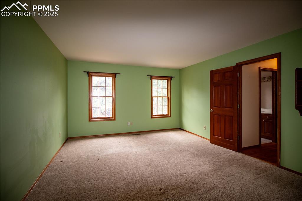 Image 15 of 34: Bedroom
