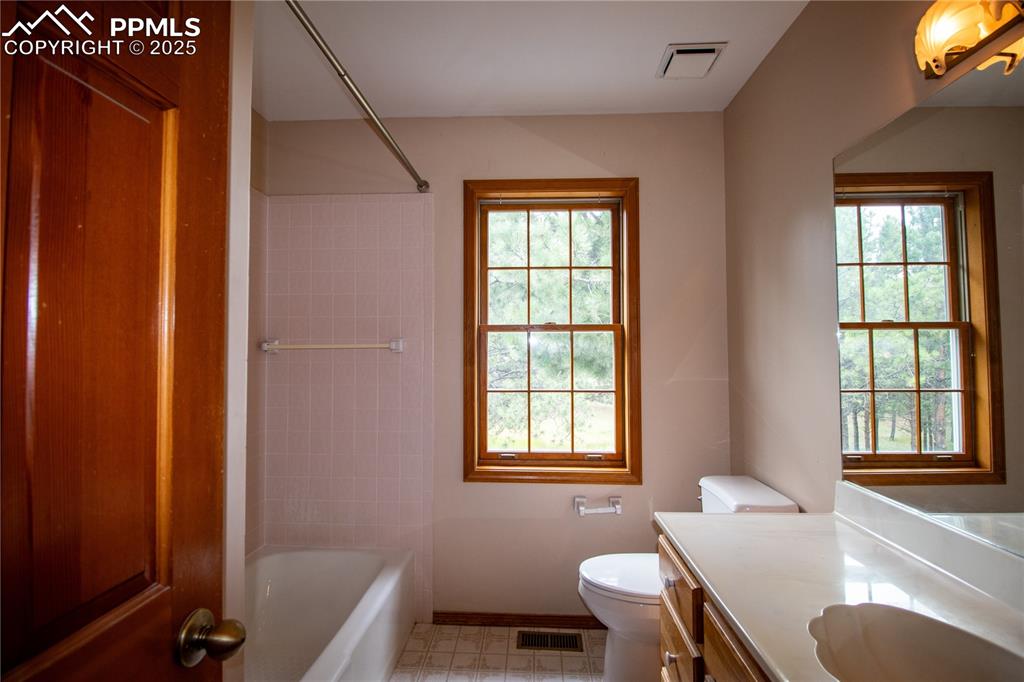 Image 18 of 34: Bathroom