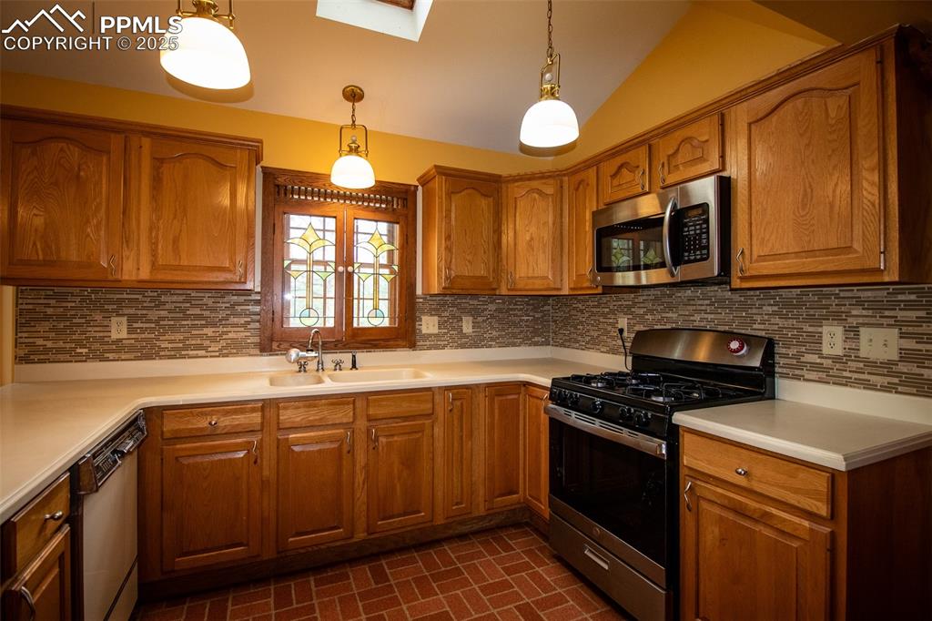 Image 34 of 34: Kitchen