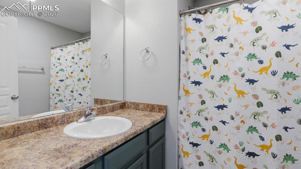 Image 33 of 50: Upper Level Full Bathroom with vanity, mirror, and tub/shower.