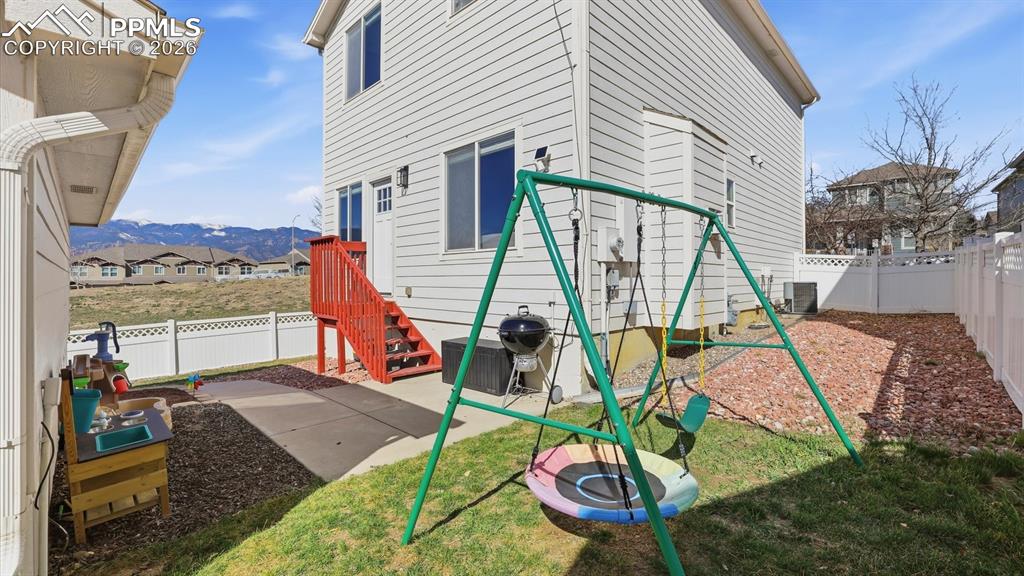 Image 42 of 50: Low maintenance fenced yard and side yard.