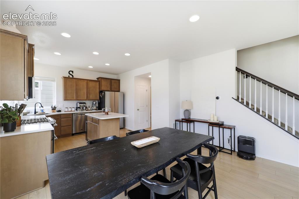 Image 10 of 45: Dining Area