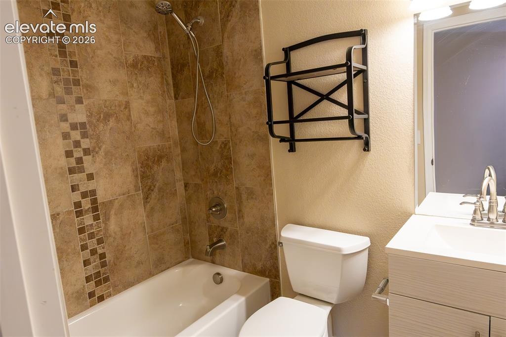 Image 25 of 26: Bathroom