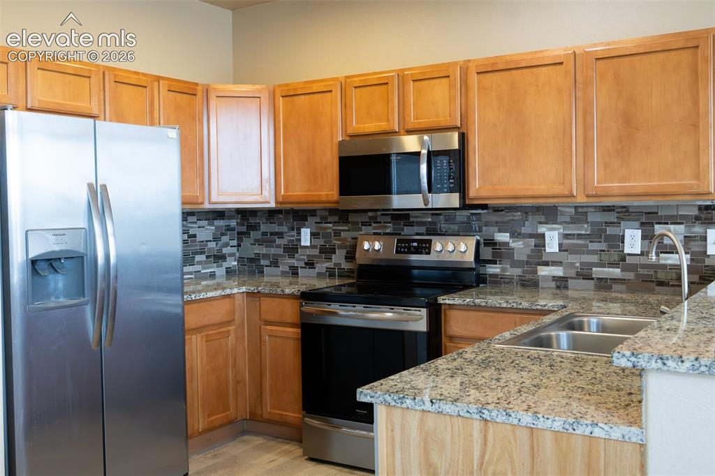 Image 7 of 26: Kitchen