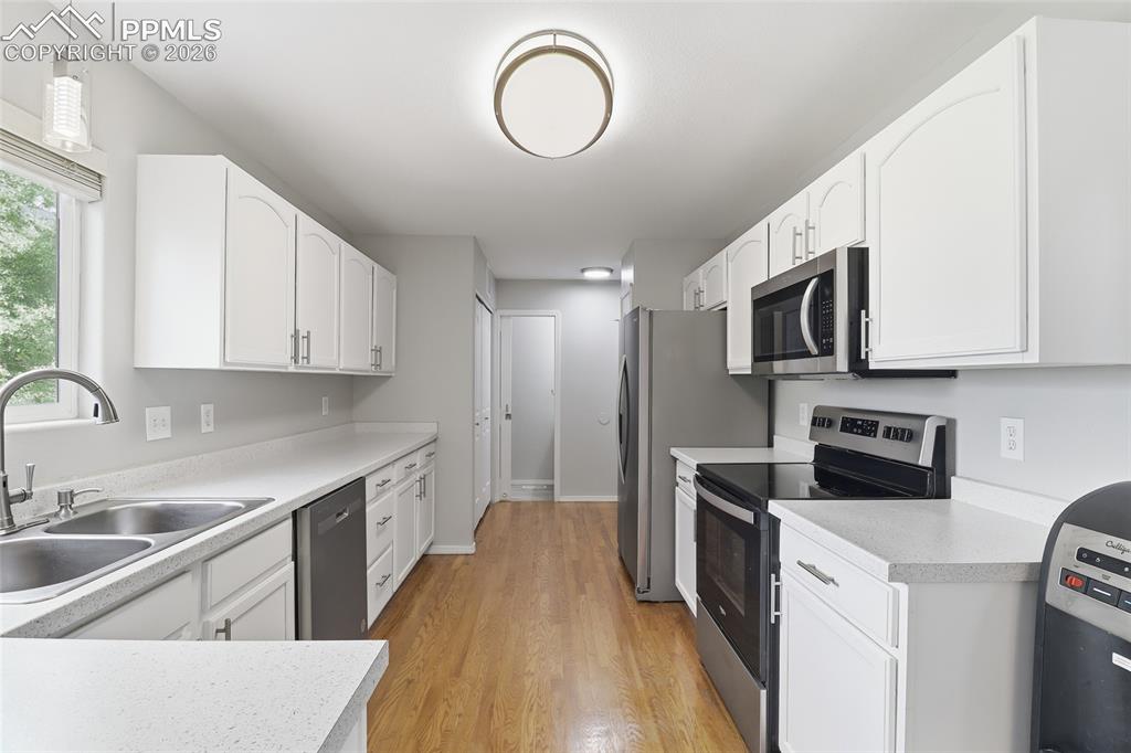 Image 7 of 36: Very Clean Kitchen