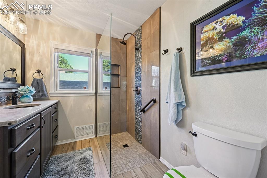 Image 14 of 50: Bathroom