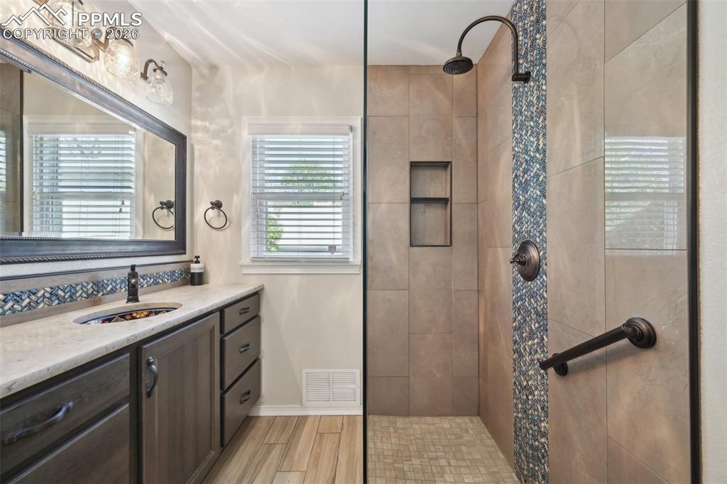 Image 15 of 50: Bathroom