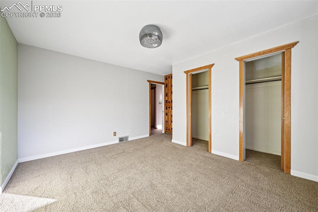 Image 17 of 50: Bedroom