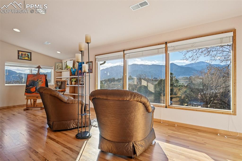 Image 25 of 50: Gallery/Loft