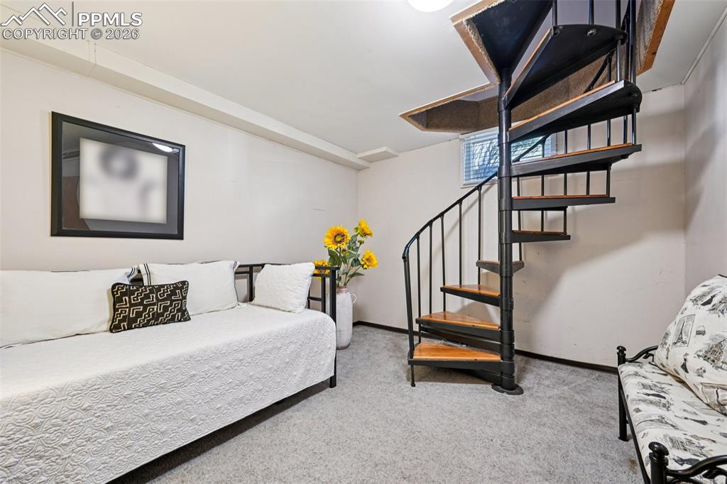 Image 28 of 50: Bedroom