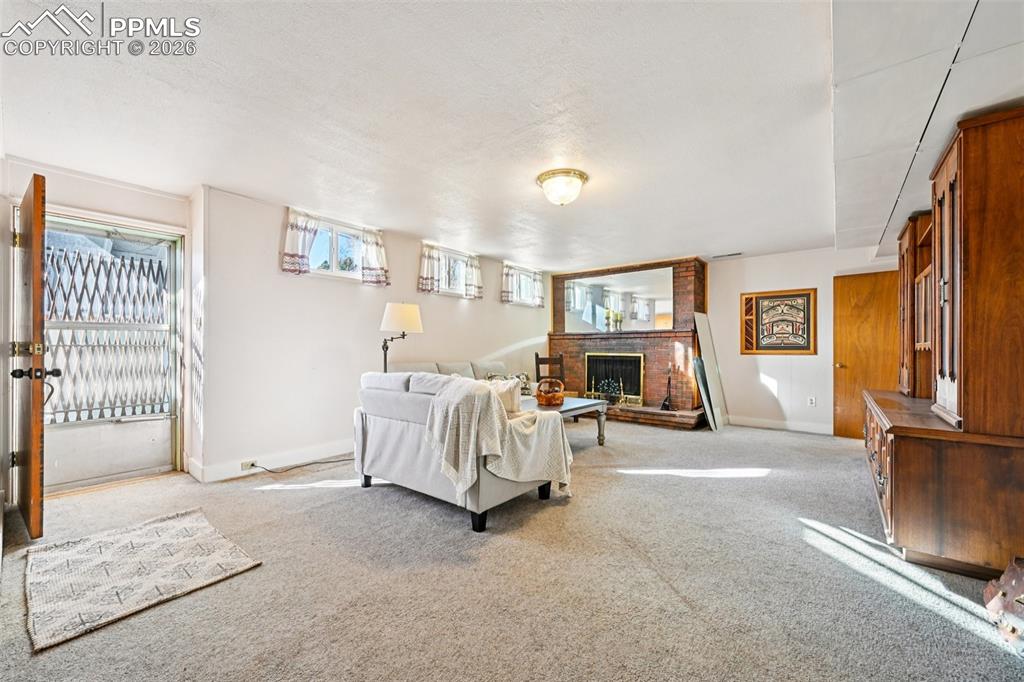 Image 32 of 50: Family Room