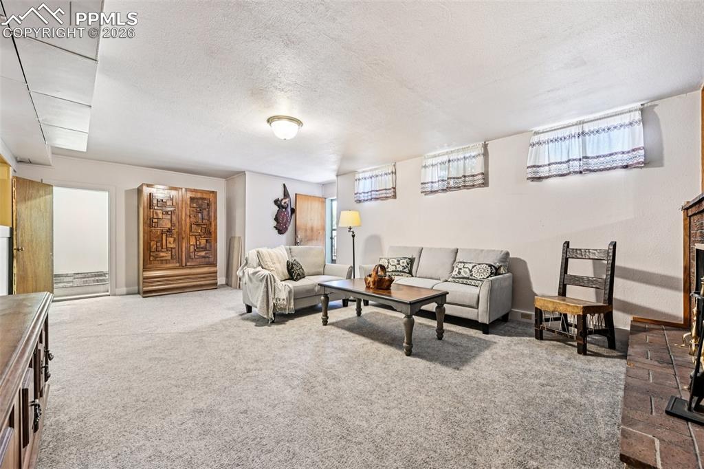 Image 33 of 50: Family Room