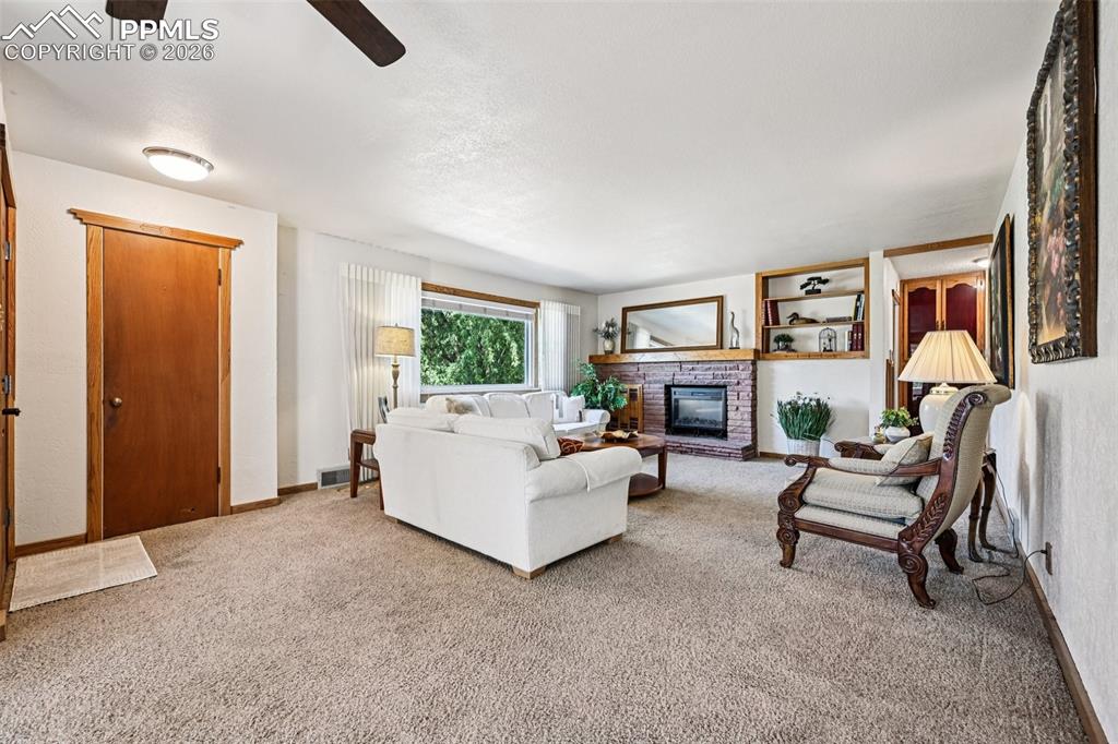 Image 34 of 50: Family Room