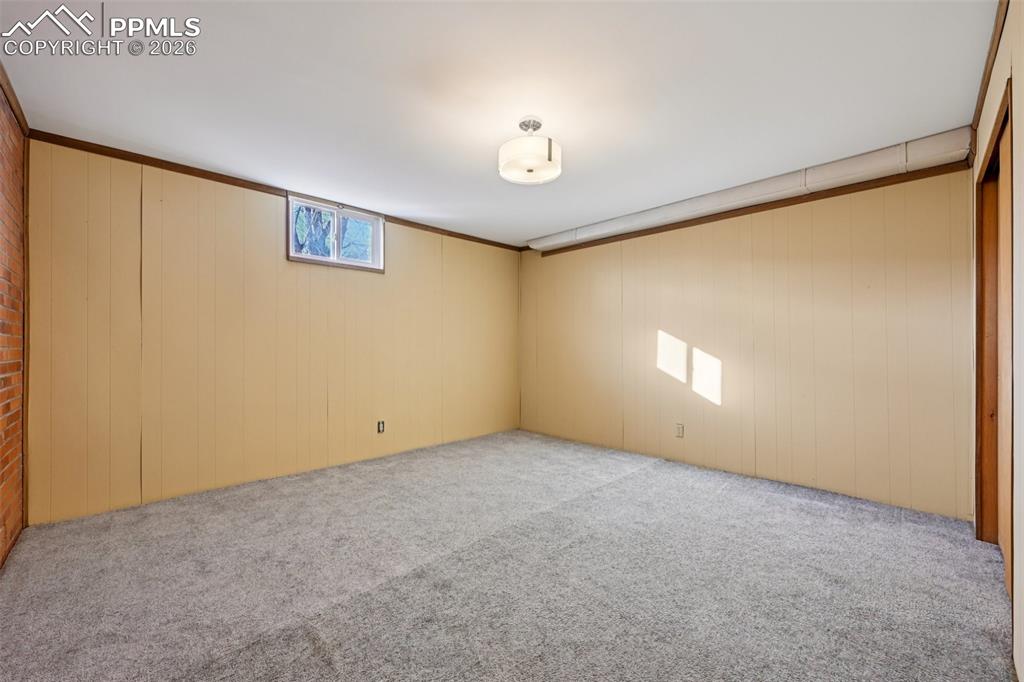 Image 38 of 50: Bedroom