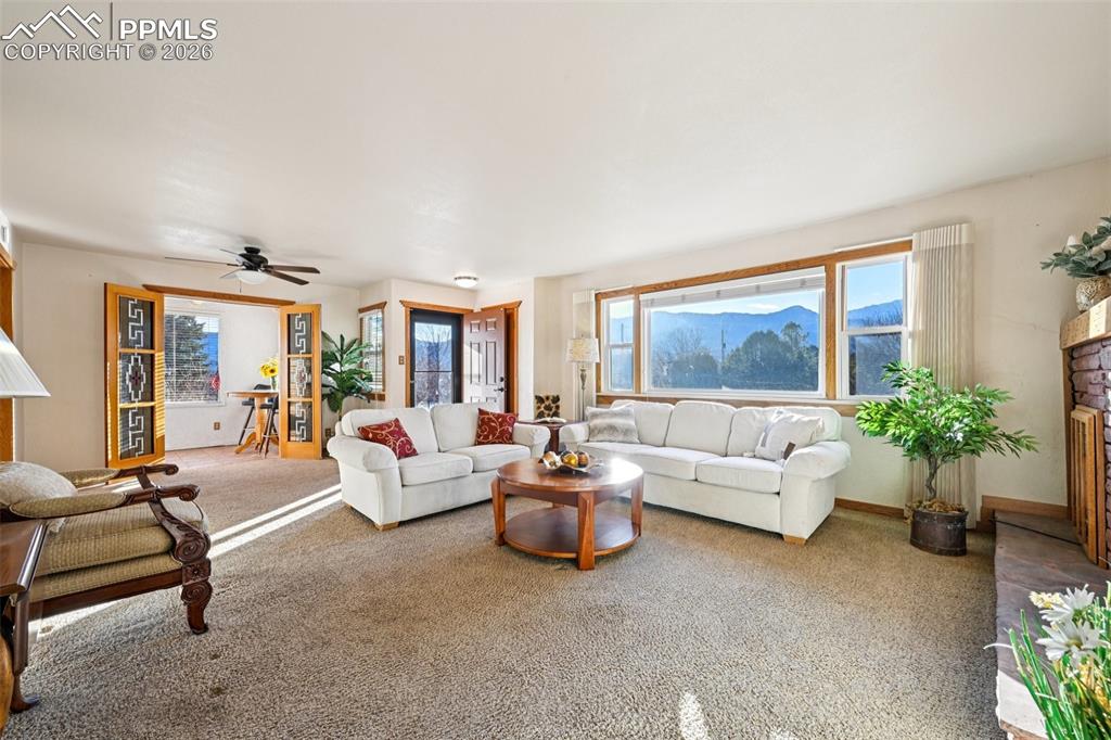 Image 4 of 50: Living Room