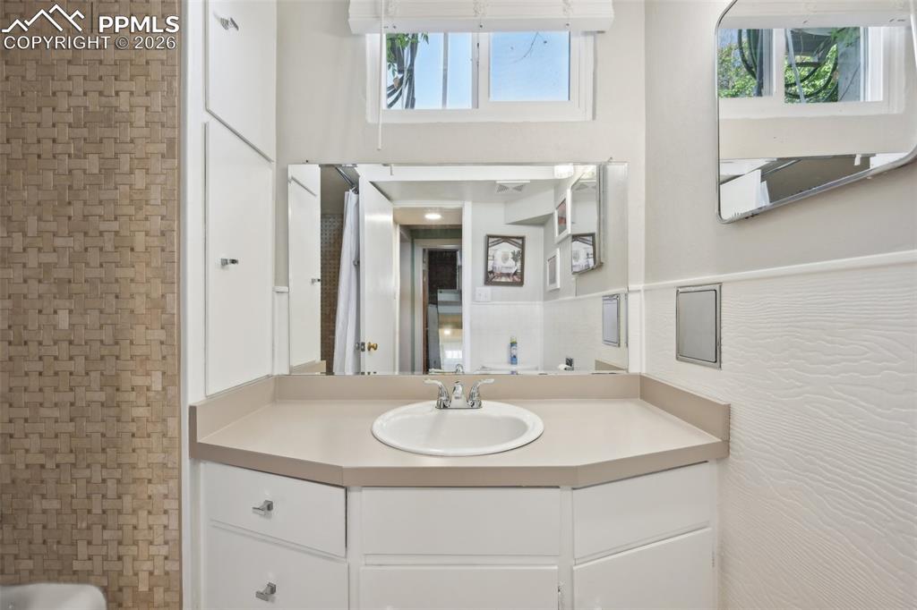 Image 40 of 50: Bathroom