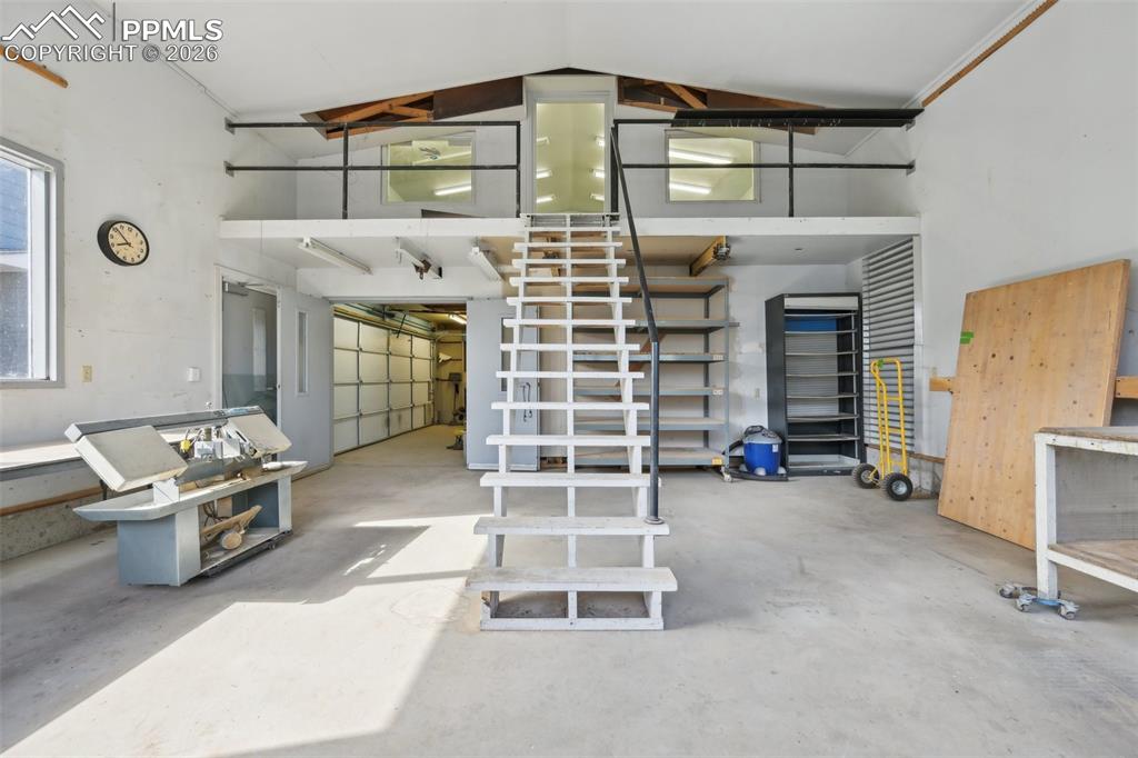 Image 44 of 50: Garage