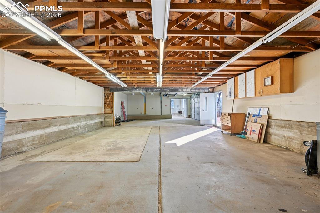 Image 45 of 50: Garage