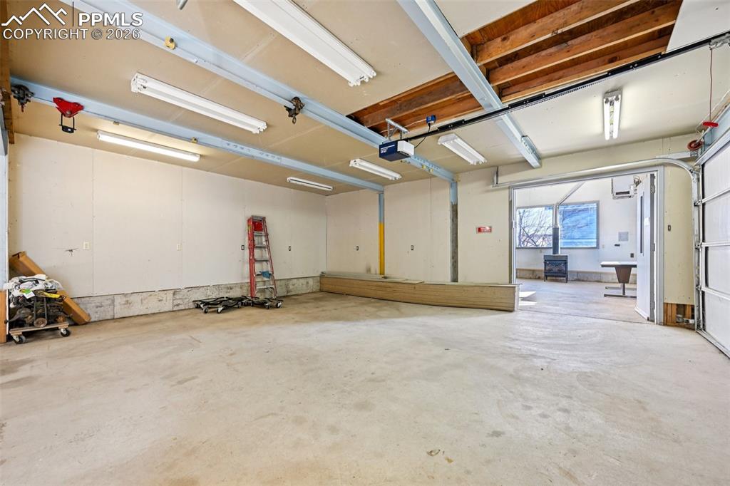 Image 46 of 50: Garage