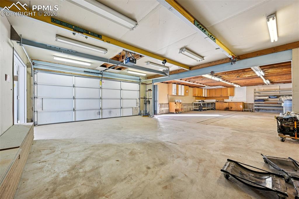 Image 47 of 50: Garage