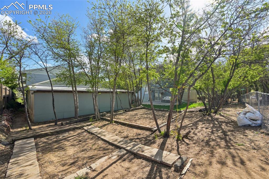 Image 49 of 50: Yard