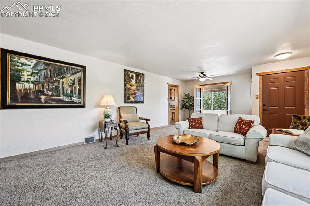 Image 5 of 50: Living Room