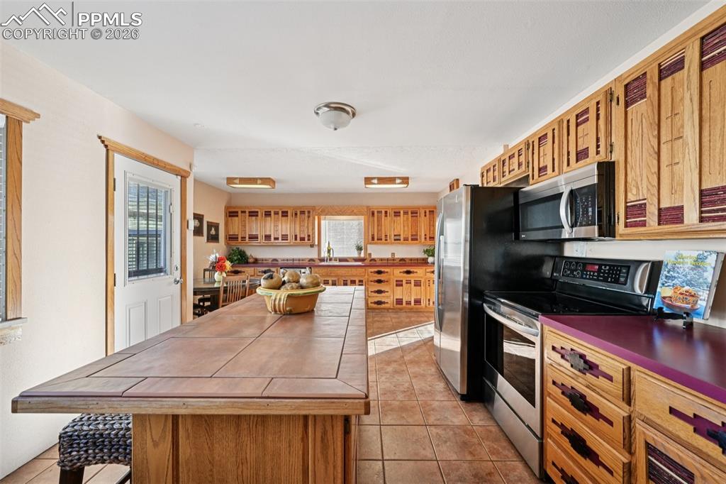 Image 6 of 50: Kitchen