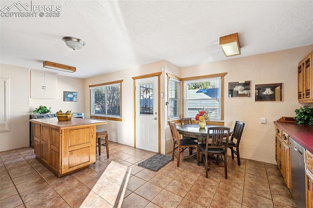 Image 9 of 50: Dining Area