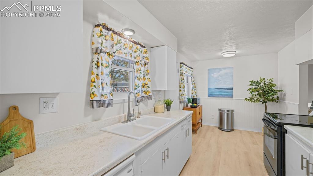 Image 11 of 34: Kitchen