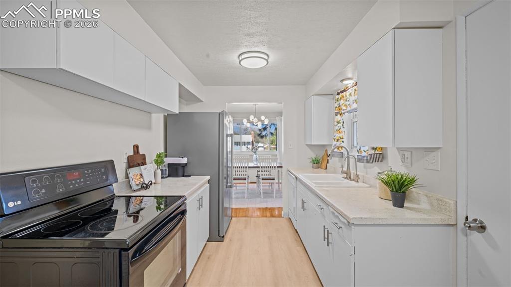 Image 12 of 34: Kitchen