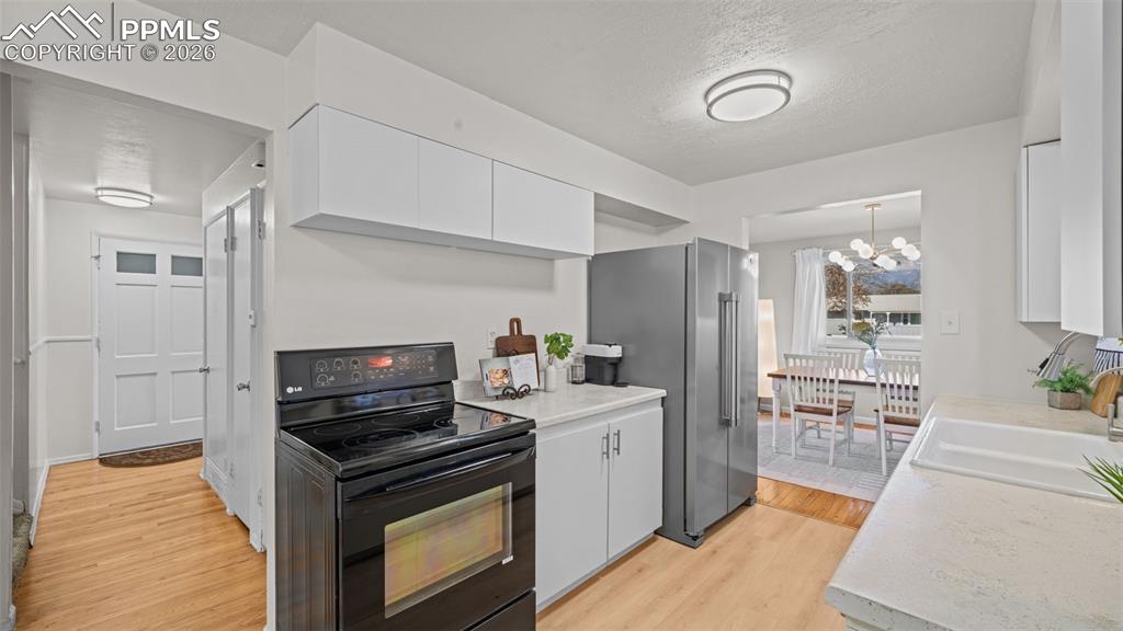 Image 13 of 34: Kitchen