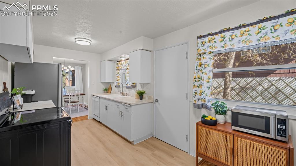 Image 14 of 34: Kitchen