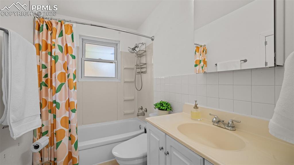 Image 19 of 34: Bathroom