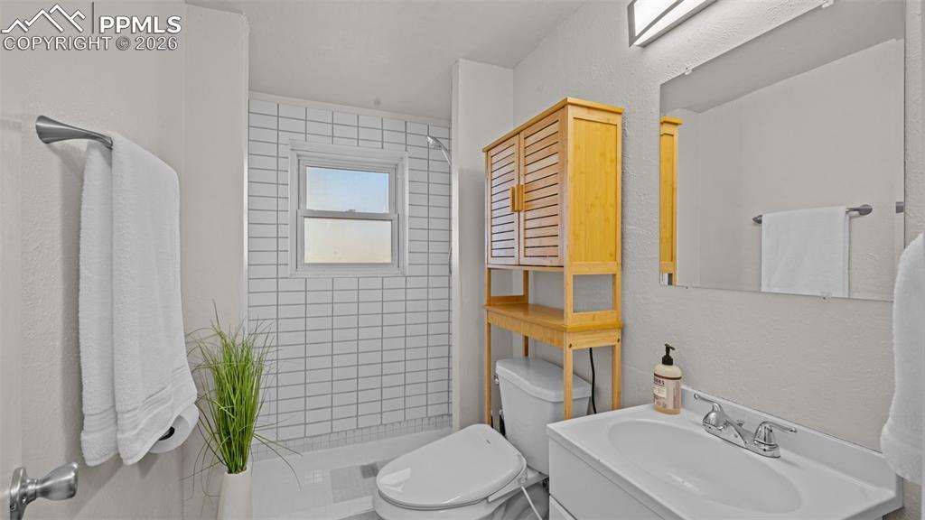 Image 21 of 34: Bathroom