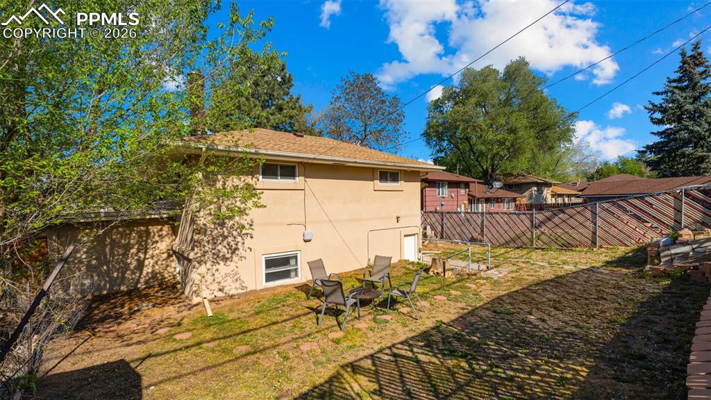 Image 25 of 34: Yard