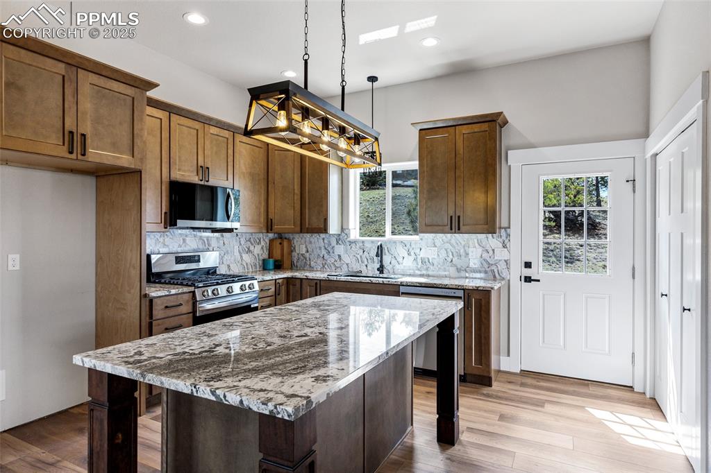 Image 12 of 50: Kitchen