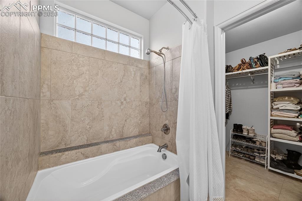 Image 15 of 43: Living Room