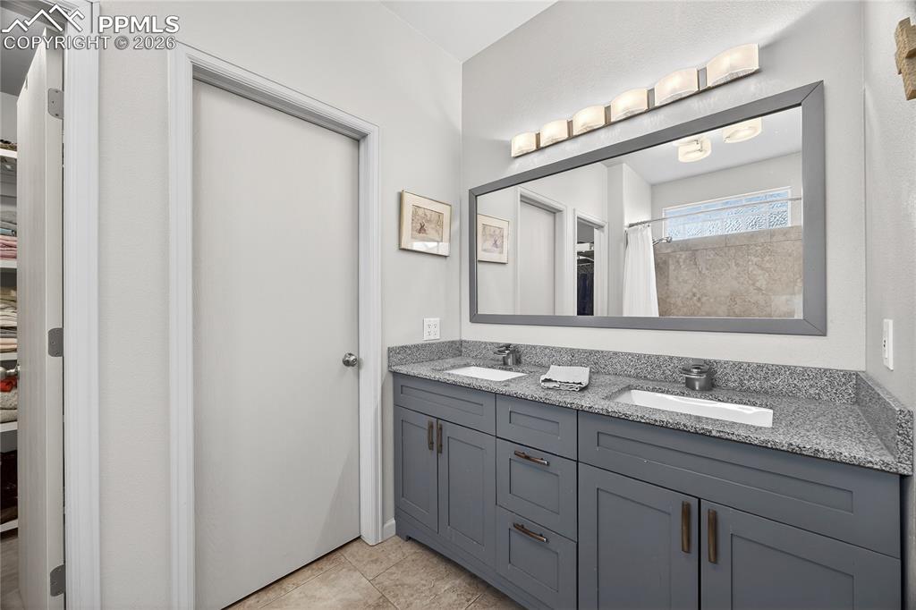 Image 19 of 43: Bathroom